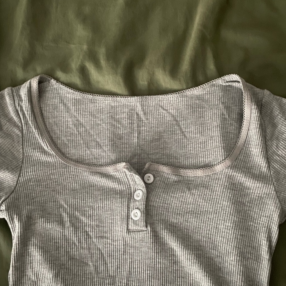 Gray Ribbed Crop Top - Picture 2 of 3